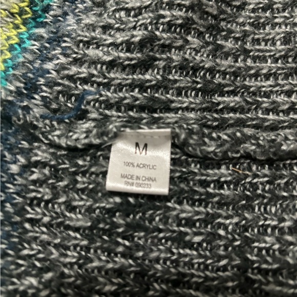 Roxy Cozy Cardigan with Aztec Print. Medium - Picture 4 of 5